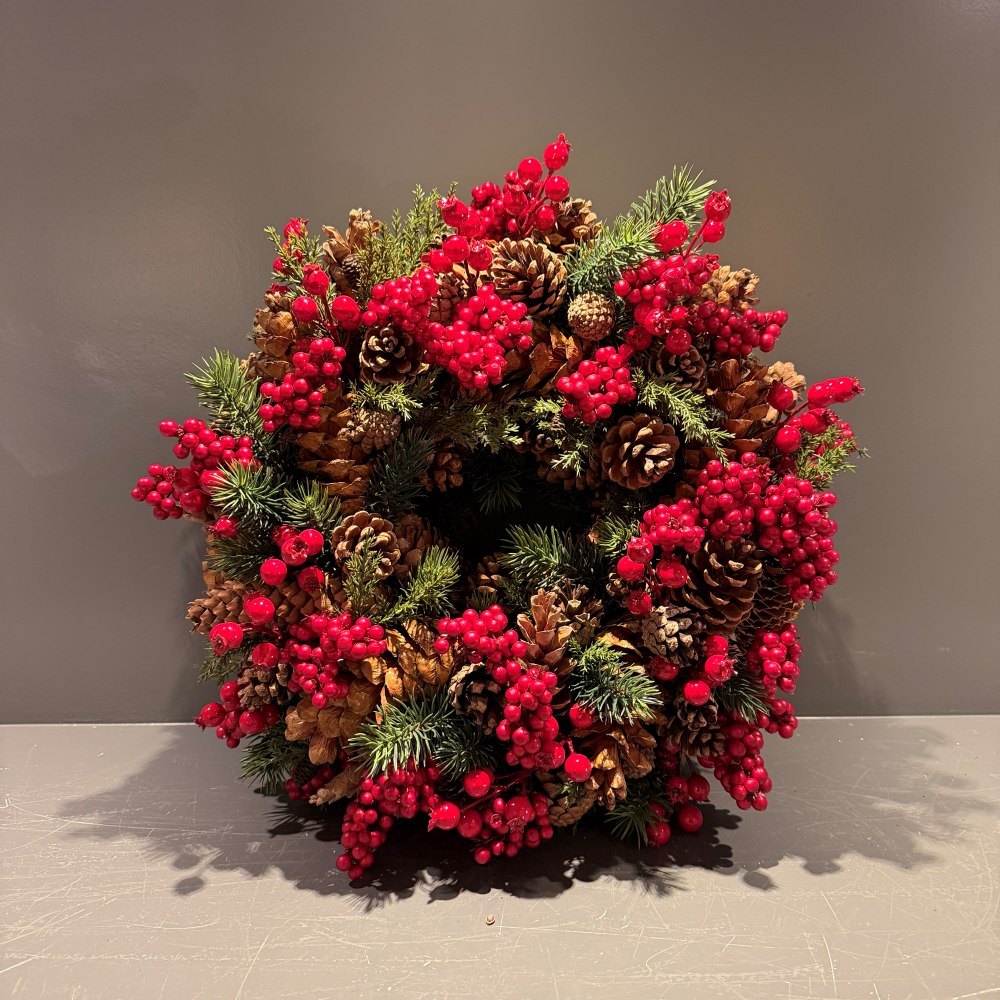 Kerstkrans met dennenappels 45cm