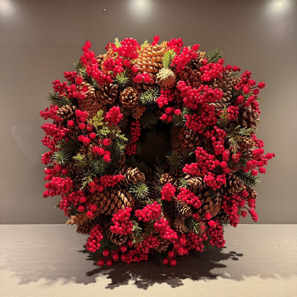 Kerstkrans met dennenappels 50cm