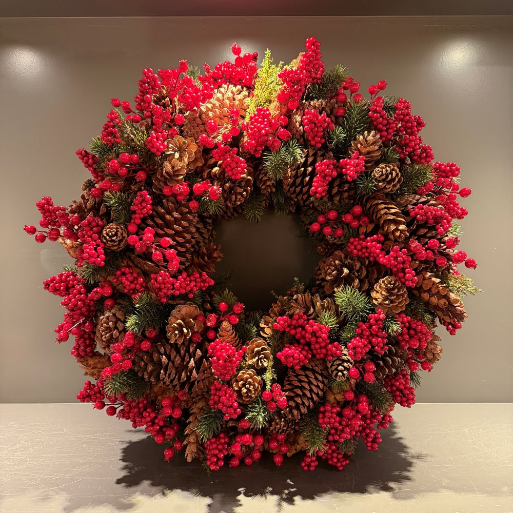 Kerstkrans met dennenappels 70cm